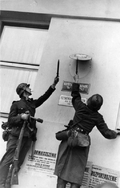 Германски войници свалят полския герб на едно от учрежденията в Гдиня; септември 1939 г. (BArch).