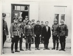 Офицери от немската оперативна група на полицията по сигурността с трима поляци, осъдени на смърт пред военния съд. Снимката е направена в Плонск през септември 1939 г.