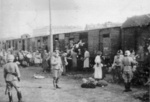 Евреи от варшавското гето на Умшлагплац на път към лагера на смъртта в Треблинка (IPN).